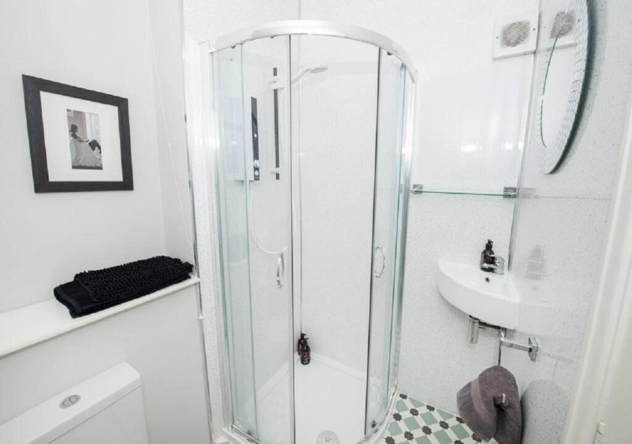 Sandmartin - Top Floor 3-Bed Apartment Sea Views & Parking สการ์โบโรห์ ภายนอก รูปภาพ